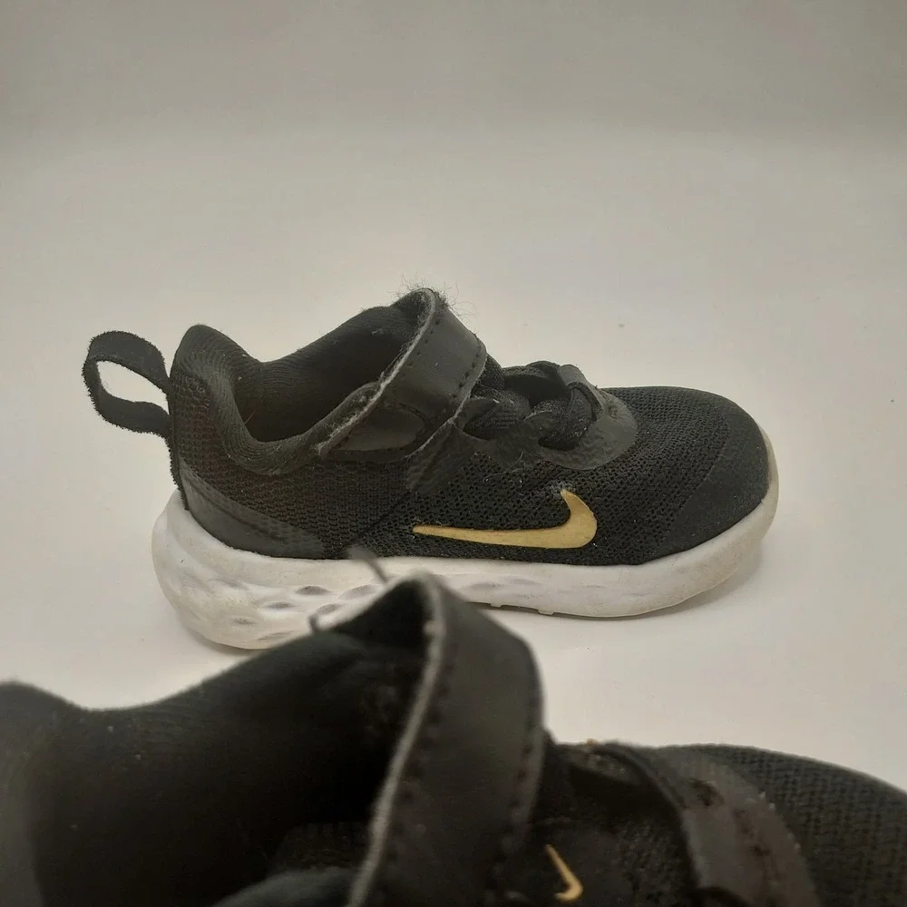 Nike Revolution Black/Gold Unisex Toddler Size 5C
